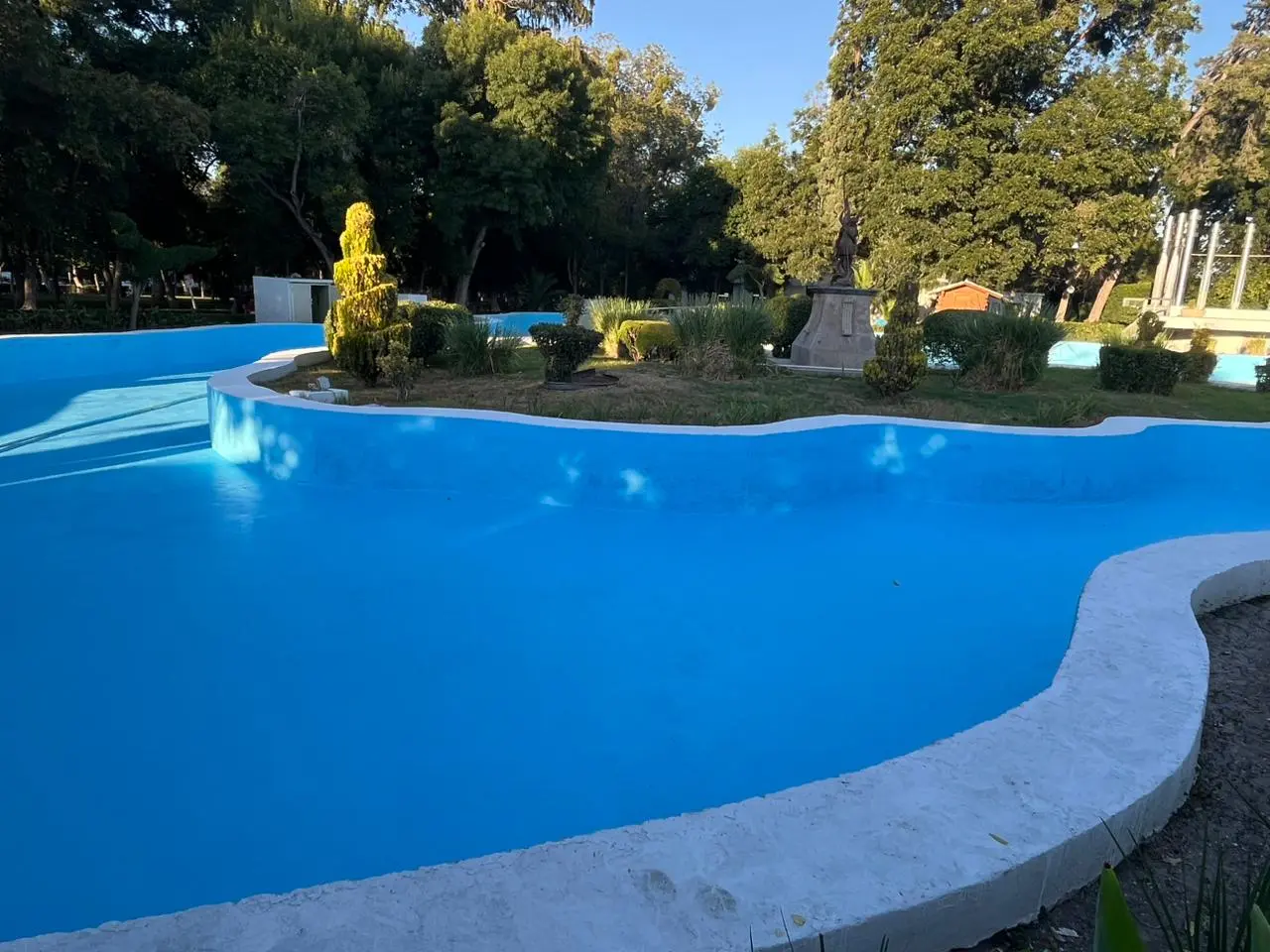 Avanzan los trabajos de limpieza, pintura y jardinería en el Lago República de la Alameda Zaragoza en Saltillo. (Fotografía: Leslie Delgado)
