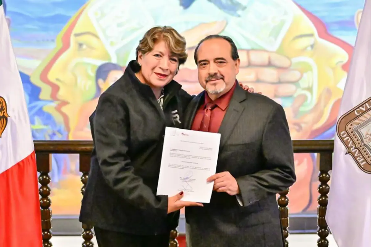 Delfina Gómez Álvarez, gobernadora del Estado de México, con el nuevo Director de Personal de la Oficialía Mayor. Foto: Delfina Gómez Álvarez vía Facebook