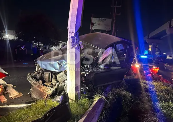 VIDEO | Choque en Apodaca por falta de señalización deja poste de la CFE dañado