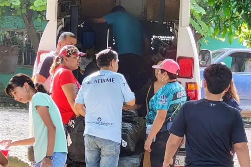Despensas, medicamentos, ropa, zapatos y más de mil platillos preparados para las familias afectadas en Veracruz. Foto: Axel Hassel