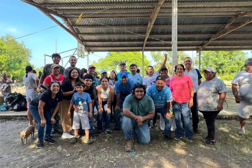 Grupo de tamaulipecos que hizo entrega personal del acopio realizado en el sur del estado para las familias afectadas por inundaciones en Veracruz. Foto: Axel Hassel