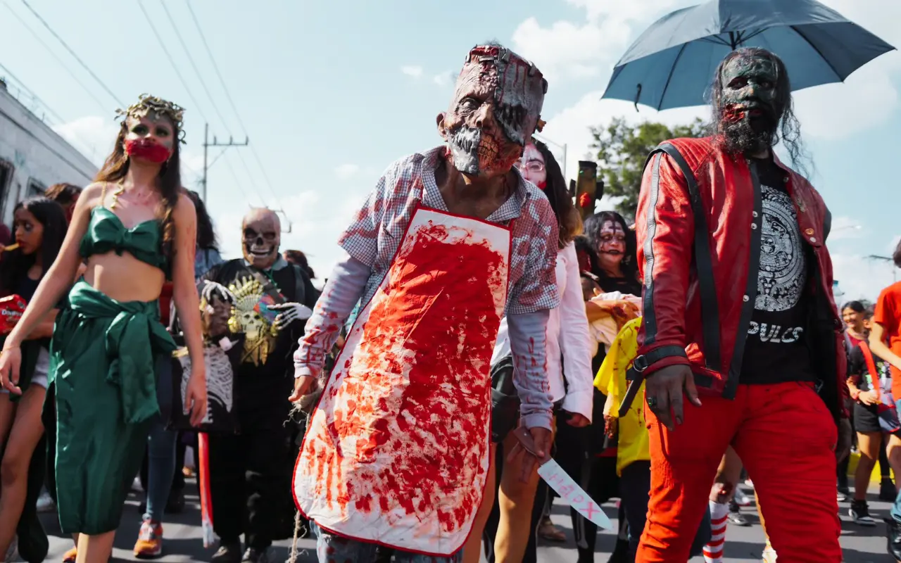 Caminata de monstruos y zombies, Festival Nezamictlán 2023. Foto: X/ @Adolfo_Cerqueda (Canva)