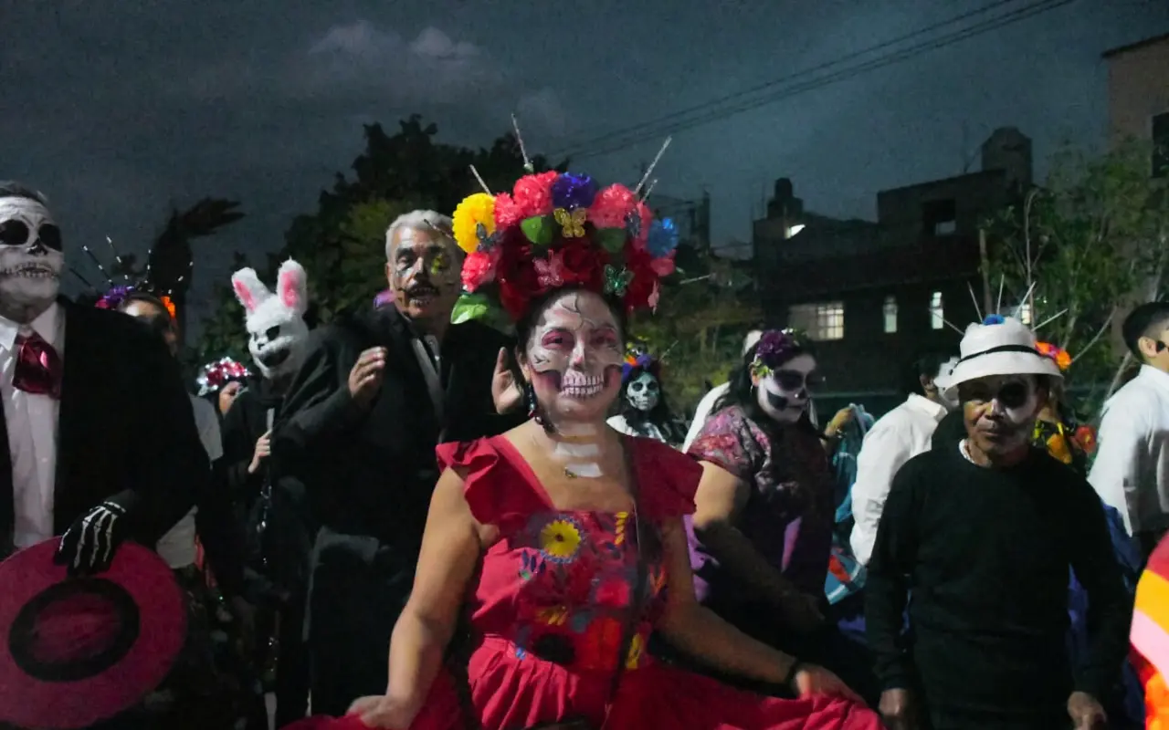 Caravanas de catrinas y catrines en el Festival Nezamictlán 2023. Foto: X/ @Reflexion24Info (Canva)