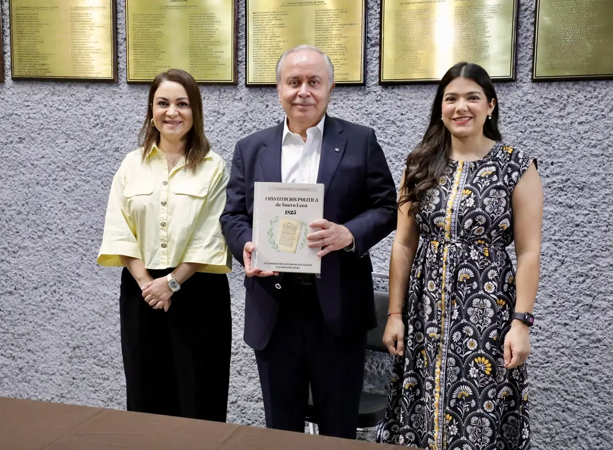 El diputado del Partido Revolucionario Institucional (PRI), Héctor Morales Rivera, presentó la edición facsimilar de la primera Constitución de Nuevo León de 1825 en el Congreso de Nuevo León. Foto: Congreso de Nuevo León
