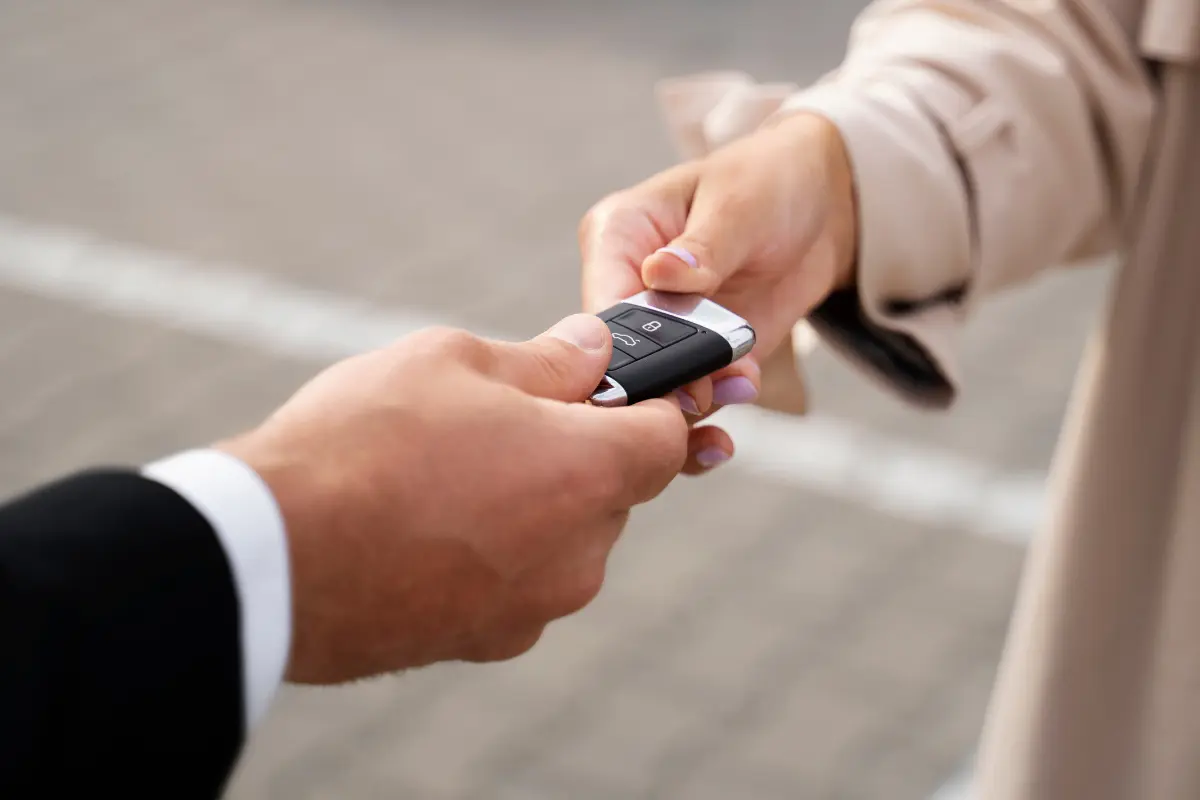 Para el comprador, el trámite es esencial para acreditar la propiedad legal y poder realizar trámites como la verificación o el pago de servicios/Foto: Freepik