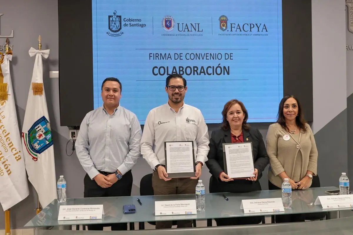 El alcalde de Santiago, David de la Peña, y Adriana Garza Elizondo, directora de FACPYA de la UANL, firmaron un convenio de vinculación educativa. Foto: Gobierno de Santiago