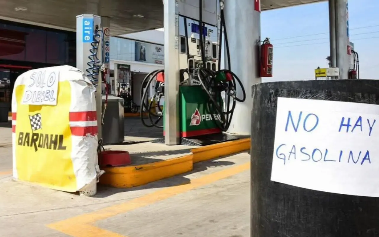 Desabasto de gasolina en Edomex. Foto: X/ @trespm (Canva)