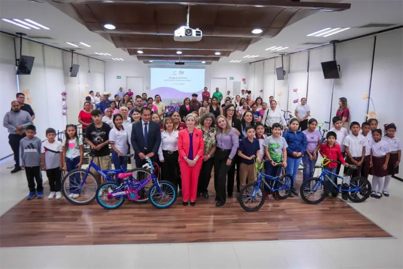 Se entregaron 100 bicicletas a niñas y niños de comunidades rurales de Tamaulipas | Foto: DIF Tamaulipas