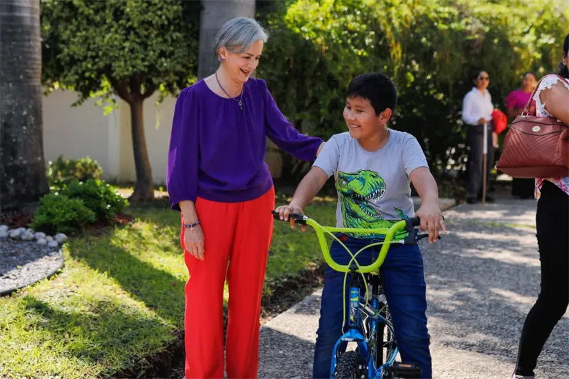 La presidenta del DIF Tamaulipas hizo entrega de las bicicletas | Foto: DIF Tamaulipas