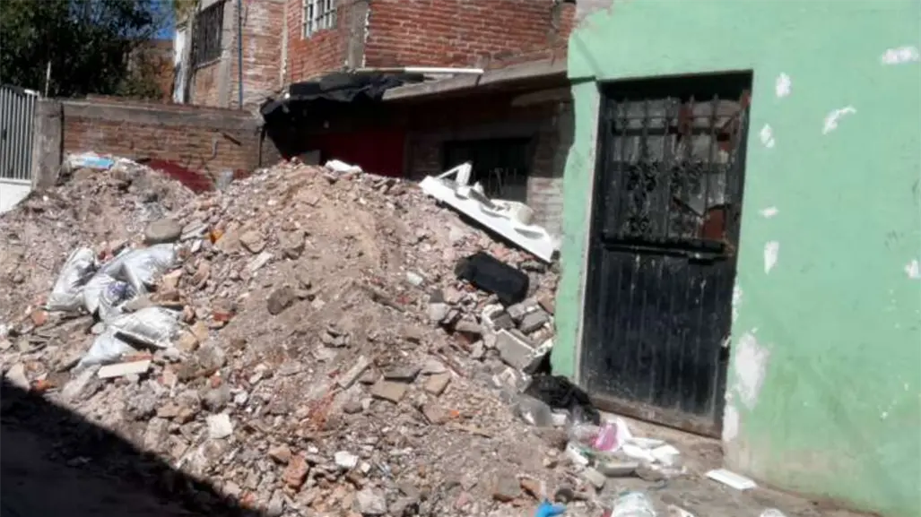 Abandonan de nuevo escombro en una calle de Durango, ahora en este lugar