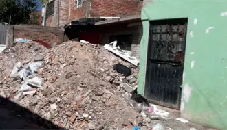 Abandonan de nuevo escombro en una calle de Durango, ahora en este lugar