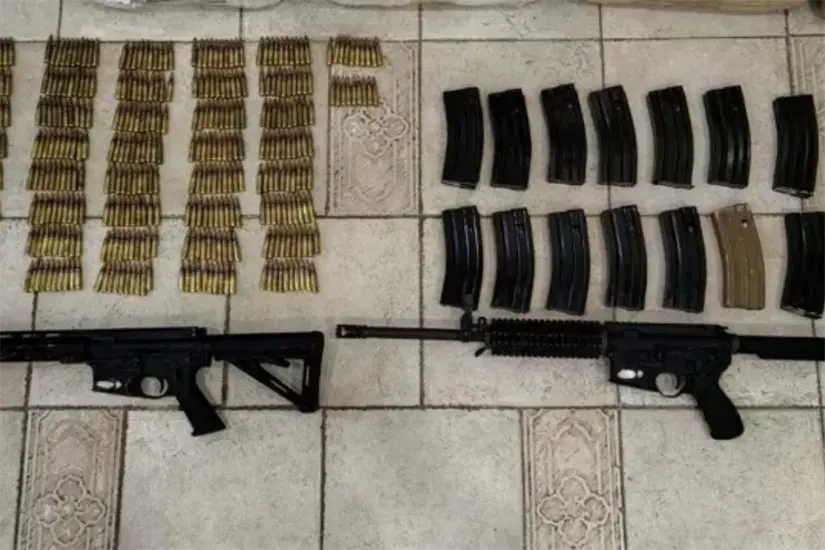 En el interior del vehículo fueron localizadas dos armas largas, 14 cargadores, 420 cartuchos útiles y 20 paquetes que contenían alrededor de 300 kilogramos de presunta marihuana. Foto: Defensa