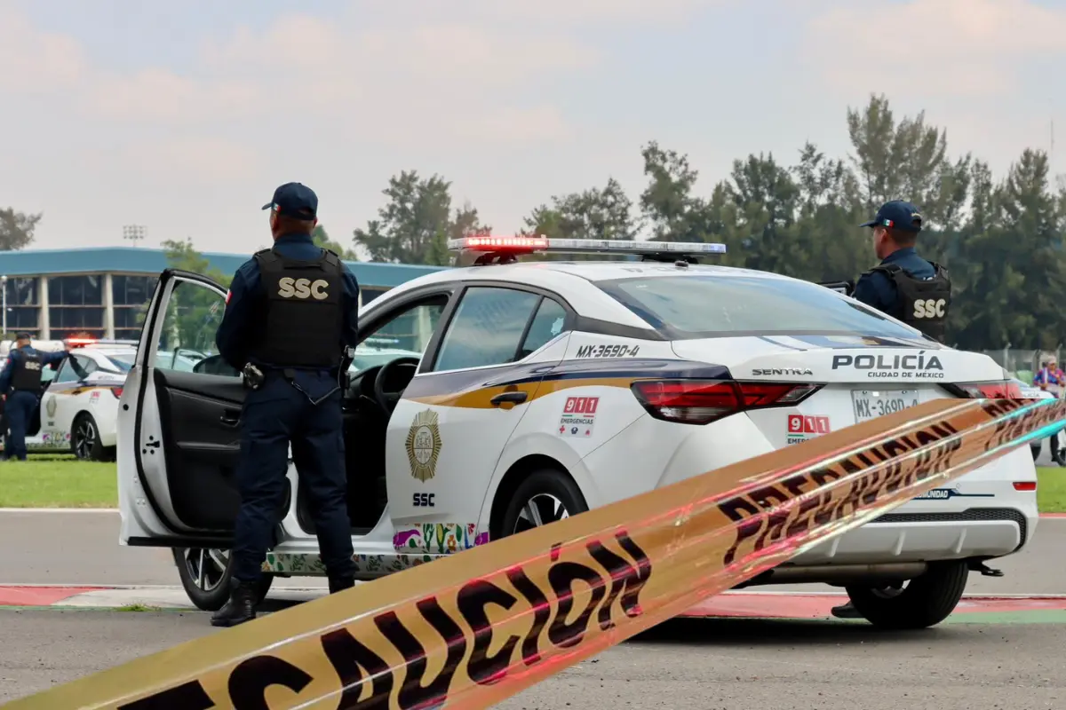 De fondo patrulla de la SSC, tira de precaución. Foto: X @SSC_CDMX