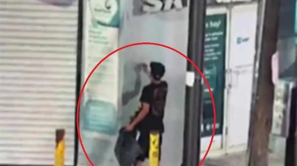 VIDEO | Hombre grafitea edificio del SAT y es detenido en el centro de Monterrey