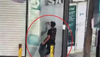 VIDEO | Hombre grafitea edificio del SAT y es detenido en el centro de Monterrey