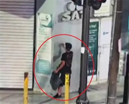 VIDEO | Hombre grafitea edificio del SAT y es detenido en el centro de Monterrey