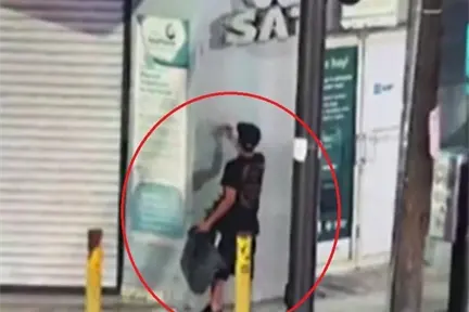 VIDEO | Hombre grafitea edificio del SAT y es detenido en el centro de Monterrey VIDEO | Hombre grafitea edificio del SAT y es detenido en el centro de Monterrey