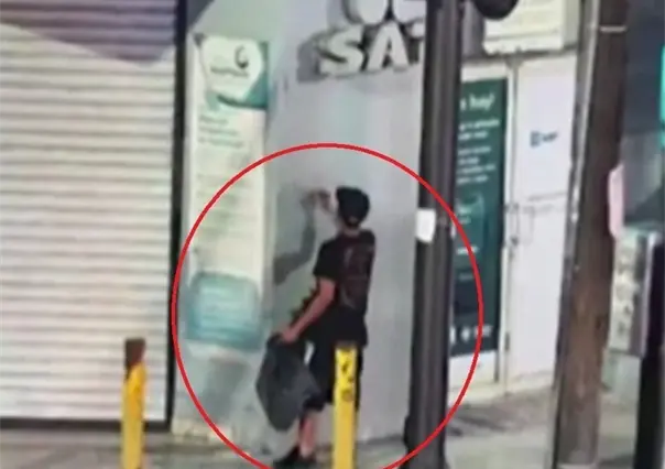 VIDEO | Hombre grafitea edificio del SAT y es detenido en el centro de Monterrey