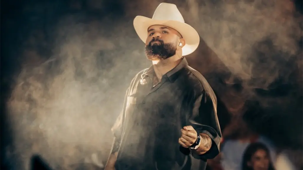 Carín León cruza fronteras: su primer álbum en inglés fusiona el regional con el country