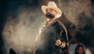 Carín León cruza fronteras: su primer álbum en inglés fusiona el regional con el country