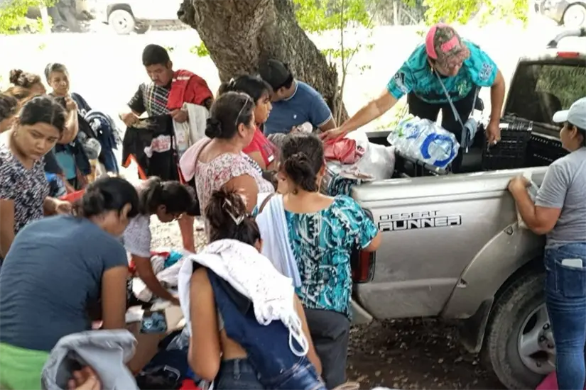 Habitantes del sur de Tamaulipas continúan enviando ayuda a las familias damnificadas de Veracruz. Foto: Axel Hassel