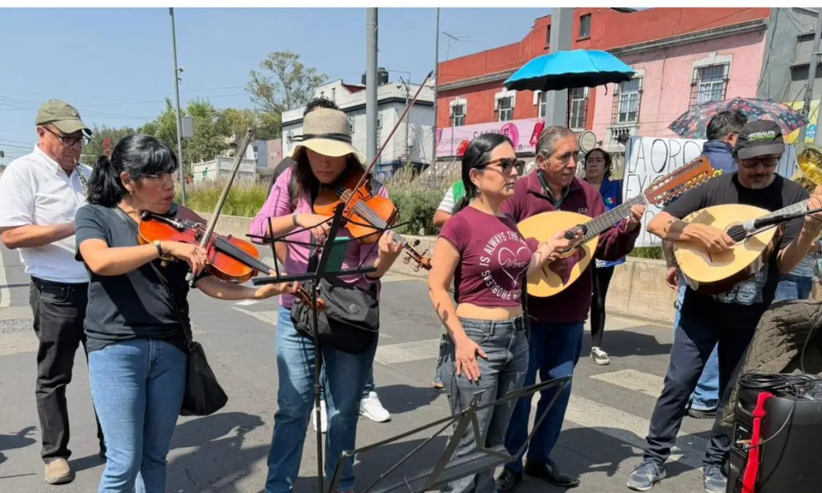 Integrantes de la Orquesta Típica de la CDMX bloquean la Calzada México-Tacuba Foto: Ramón Ramírez