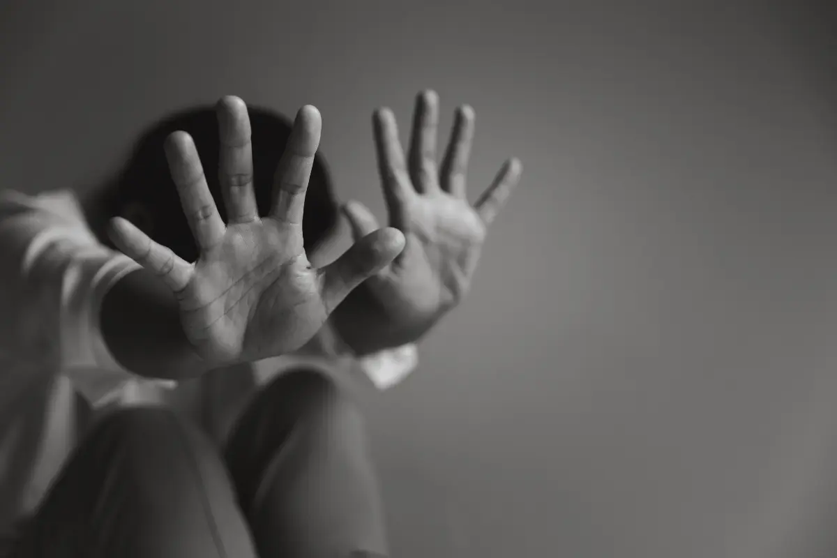 Mujer víctima de violencia intrafamiliar. Foto: Canva