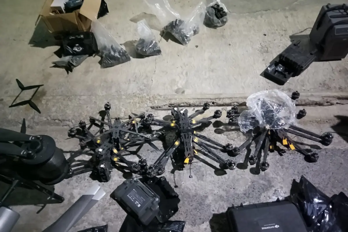 Autoridades federales y estatales detuvieron en Reynosa a un integrante de una organización delictiva y aseguraron armamento, explosivos y tecnología aérea. Foto: SSP
