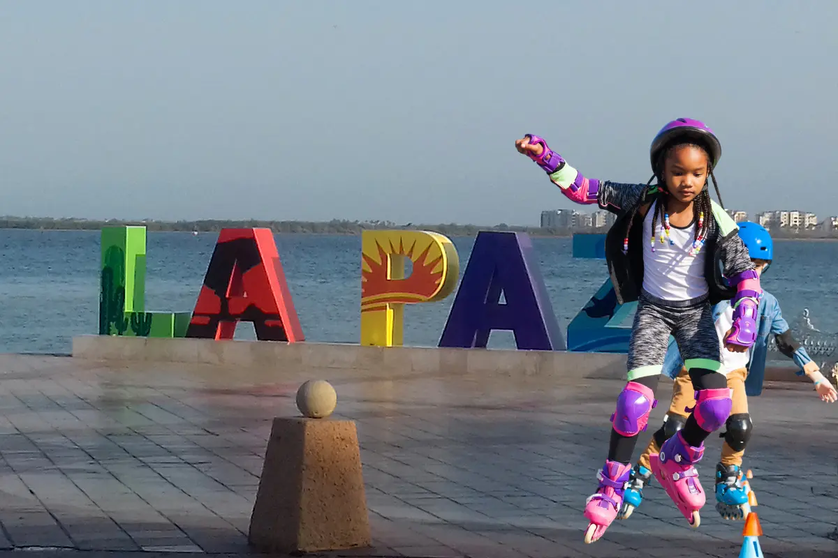 Con respeto y responsabilidad, es posible pasear en patines por el malecón de La Paz. Fotos: Archivo | Canva.