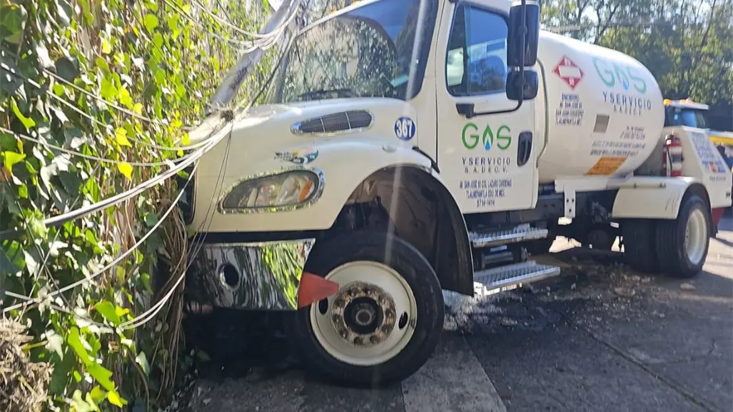 FOTOS | Pipa de gas se estrella contra una barda en Lomas de Chapultepec