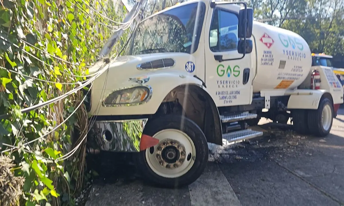 Pipa de gas LP accidentada en Lomas de Chapultepec. Foto: Ramón Ramírez