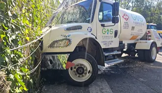 FOTOS | Pipa de gas se estrella contra una barda en Lomas de Chapultepec