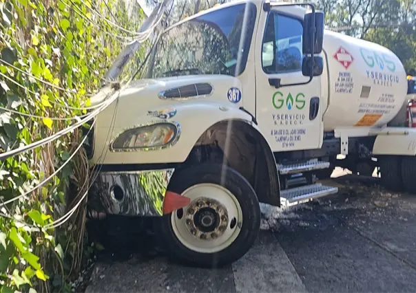 FOTOS | Pipa de gas se estrella contra una barda en Lomas de Chapultepec