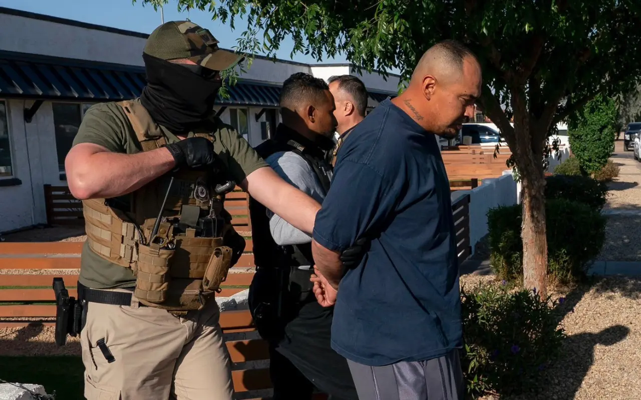 Migrante siendo detenido en Arizona. Foto: X (@Sec_Noem)