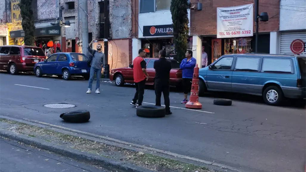 Vecinos de Tacubaya bloquean avenida Jalisco por desabasto de agua en Miguel Hidalgo