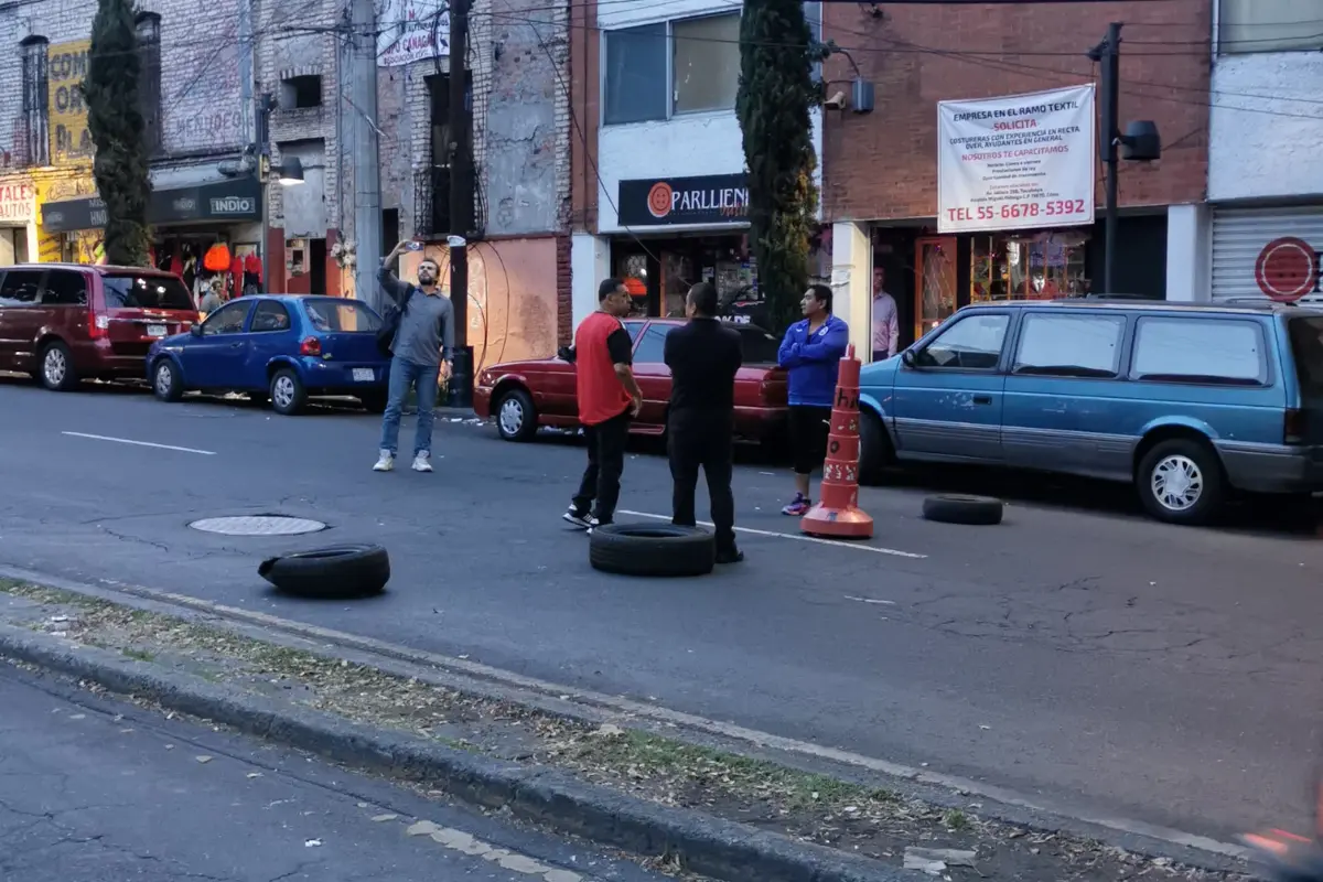 Bloquean avenida Jalisco por desabasto de agua en Miguel Hidalgo. Foto: Luis Antonio Alfaro