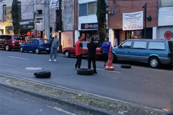 Vecinos de Tacubaya bloquean avenida Jalisco por desabasto de agua en Miguel Hidalgo