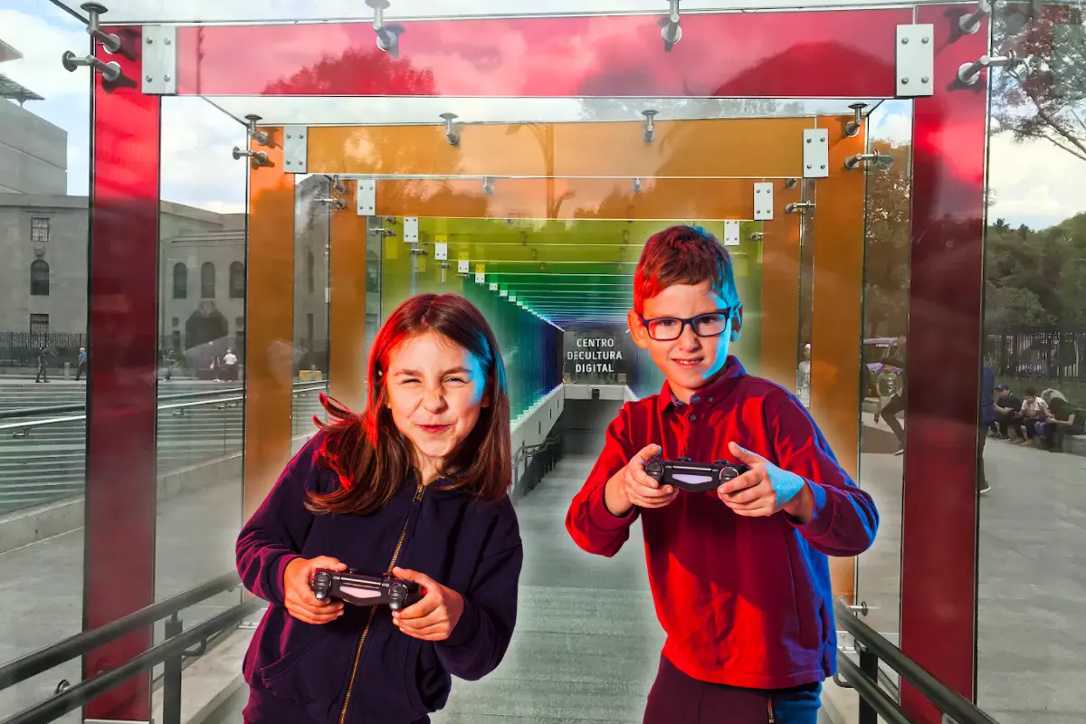 De fondo Centro Cultural Digital, niños jugando videojuegos. Foto: Maps Manuel Aldaco | Canva