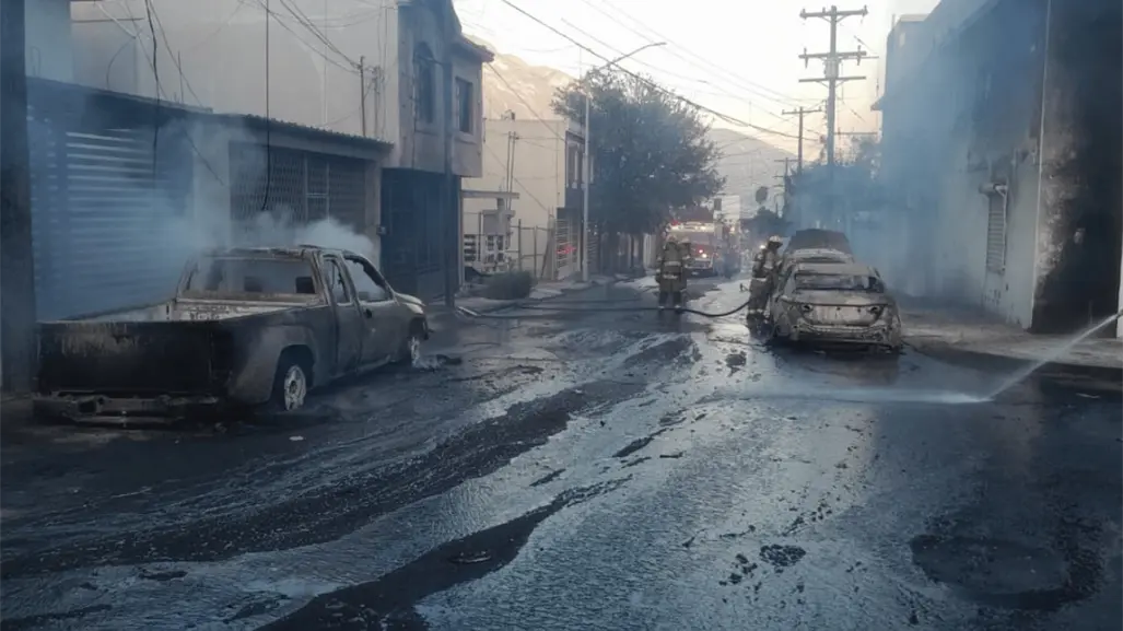 Incendio de bodega en Santa Catarina afecta casas y autos
