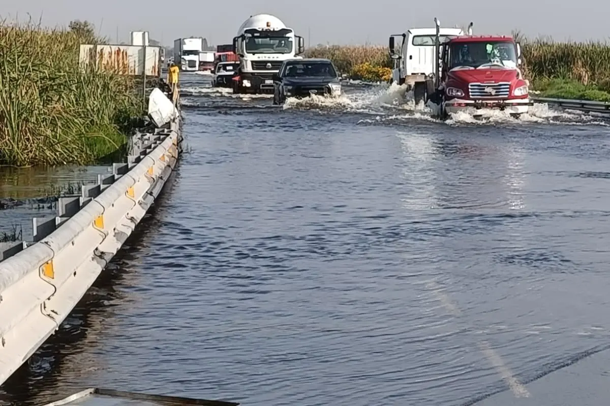 Reparación en autopista tras inundaciones durante la temporada de lluvias. Foto: X (@Elvia_VN)