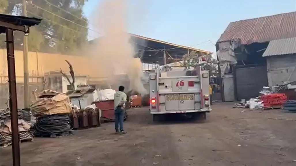 Incendio consume bodega abandonada en Guadalupe y causa alarma entre vecinos