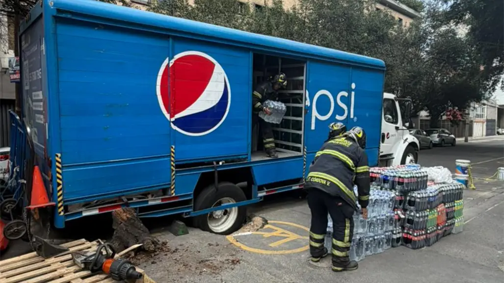 Camión refresquero cae en socavón en la Del Valle; CDMX suma más de 160 hundimientos este año