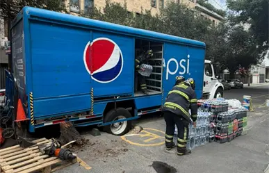 Camión refresquero cae en socavón en la Del Valle; CDMX suma más de 160 hundimientos este año