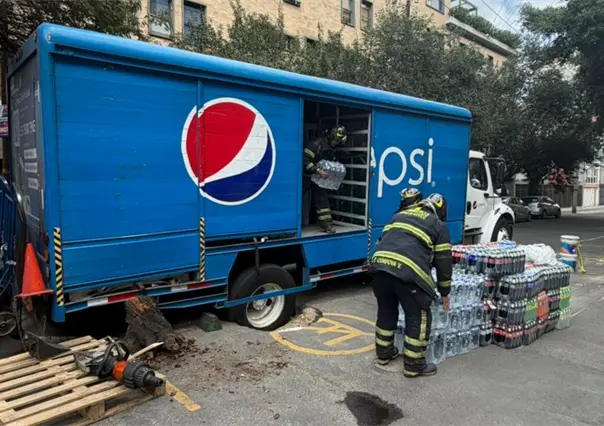 Camión refresquero cae en socavón en la Del Valle; CDMX suma más de 160 hundimientos este año