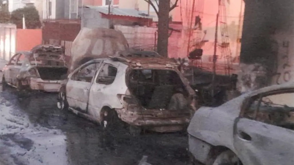 Incendio en Santa Catarina afecta a 15 vehículos y 8 casas