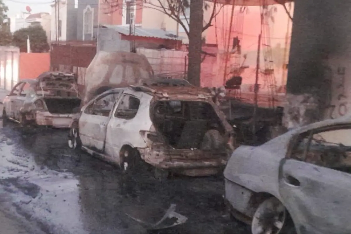 Se contabilizaron 15 vehículos dañados, entre ellos 3 camiones, 5 camionetas y una motocicleta. Foto: PCNL.