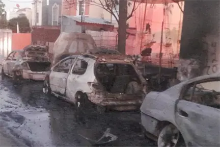 Incendio en Santa Catarina afecta a 15 vehículos y 8 casas Incendio en Santa Catarina afecta a 15 vehículos y 8 casas