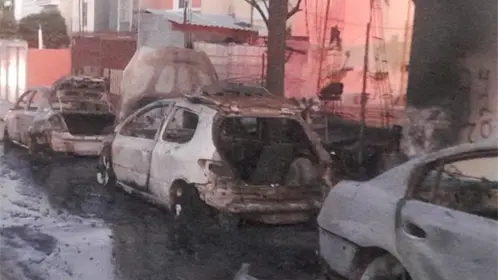 Incendio en Santa Catarina afecta a 15 vehículos y  8 casas