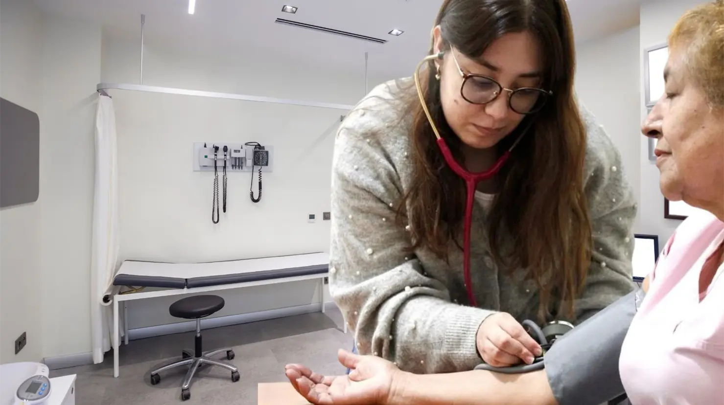 Se pretende ofrecer consultas médicas sin costo a personas sin seguridad social. (Fotografía: Gobierno de Torreón | Canva)