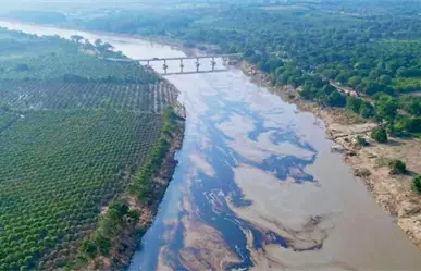 Derrame de Pemex contamina 8 km del río Pantepec en Veracruz